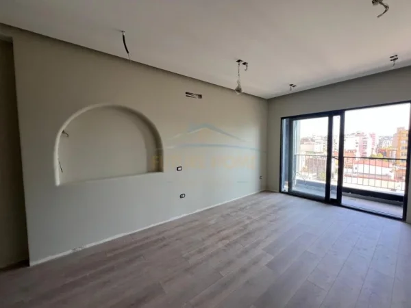 Tirane, jepet me qera apartament 1+1 Kati 7, 64 m² 800 € (RRUGA E BARRIKADAVE)