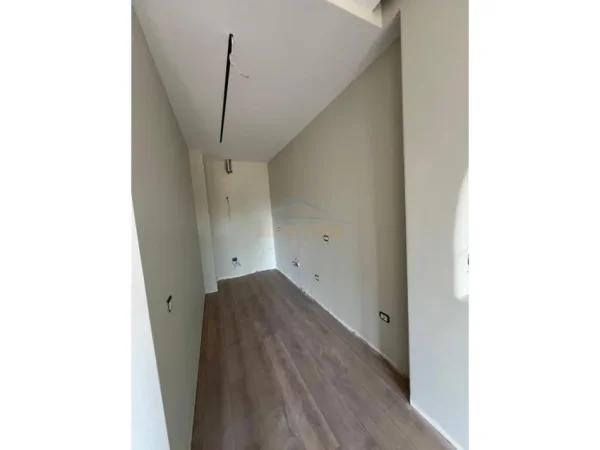 Tirane, jepet me qera apartament 1+1 Kati 7, 64 m² 800 € (RRUGA E BARRIKADAVE)