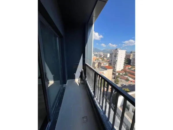 Tirane, jepet me qera apartament 1+1 Kati 7, 64 m² 800 € (RRUGA E BARRIKADAVE)