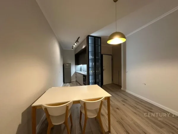 Tirane, jepet me qera apartament 1+1 Kati 2, 74 m² 680 € (TEG)