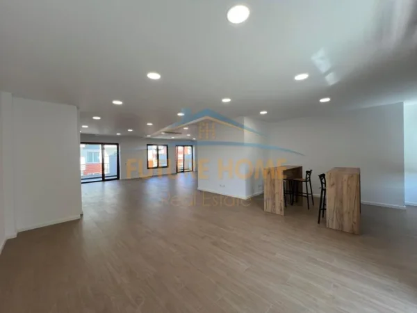 Tirane, jepet me qera zyre Kati 7, 187 m² 2.700 € (HILLTON GARDEN INN)