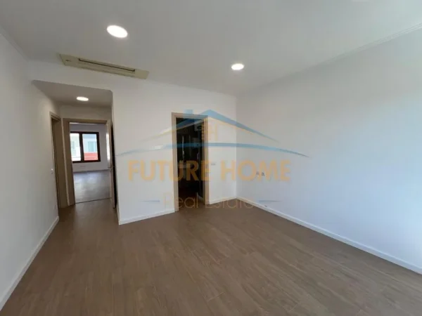 Tirane, jepet me qera zyre Kati 7, 187 m² 2.700 € (HILLTON GARDEN INN)
