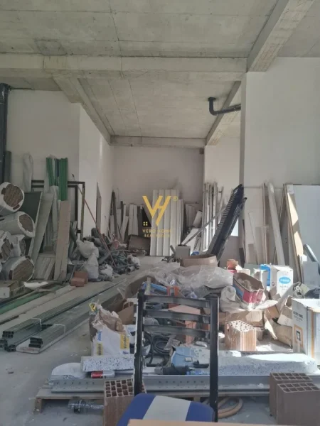 Tirane, shitet dyqan Kati 0, 105 m² 320.000 € (MINE PEZA)