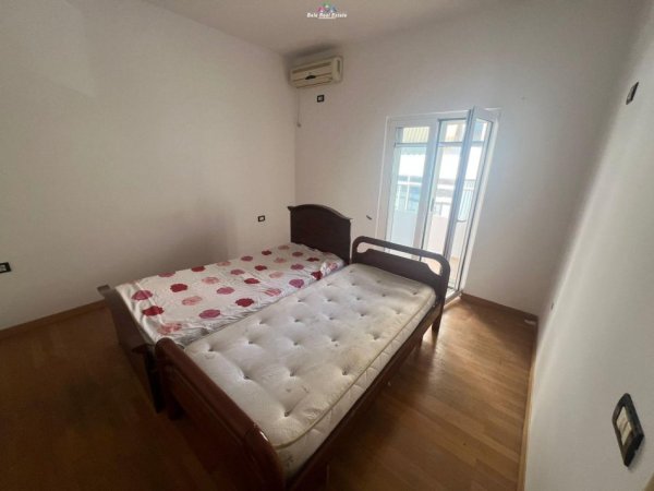 Tirane, jepet me qera apartament 2+1 Kati 3, 130 m² 500 € (astir)