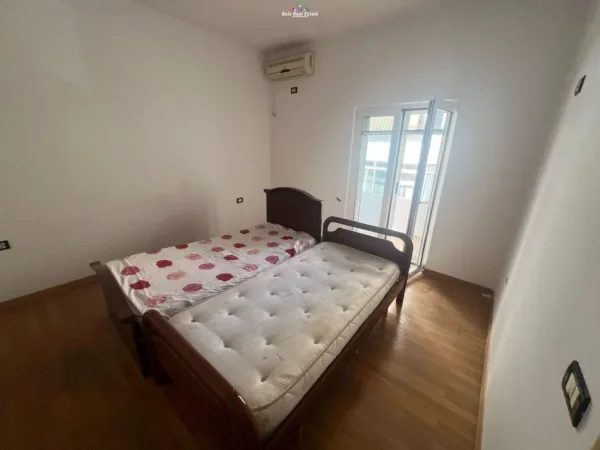 Tirane, jepet me qera apartament 2+1 Kati 3, 130 m² 500 € (astir)