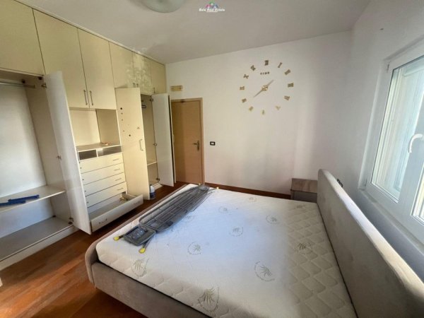 Tirane, jepet me qera apartament 2+1 Kati 3, 130 m² 500 € (astir)