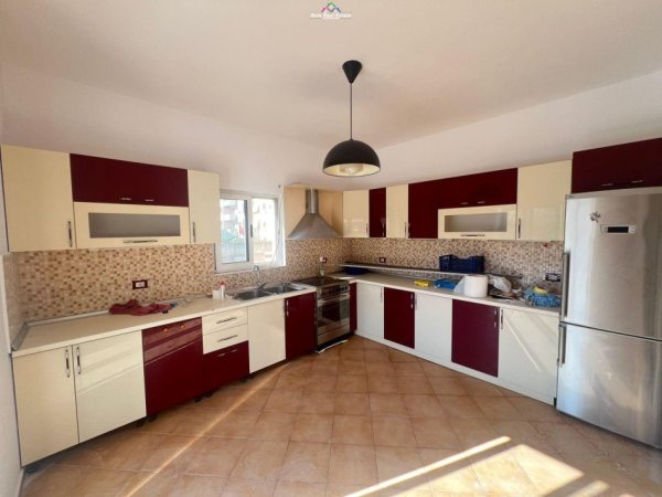 Tirane, jepet me qera apartament 2+1 Kati 3, 130 m² 500 € (astir)