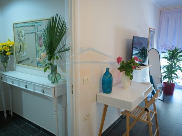 Tirane, shitet apartament 2+1+Ballkon Kati 3, 90 m² 250.000 € (Rruga e Barrikadave)