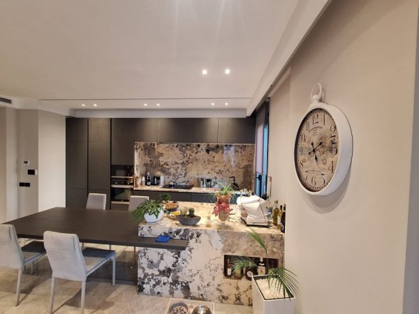 Tirane, shitet apartament 3+1+Ballkon , 640.000 € 