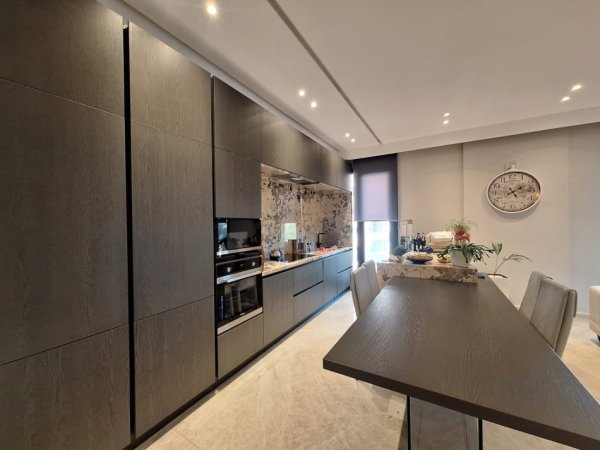 Tirane, shitet apartament 3+1+Ballkon , 640.000 € 