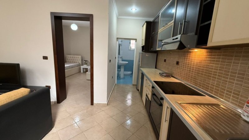 Tirane, jepet me qera Vilë 3-Katshe, 3+1, Mobiluar, 600 €, në XHAMLLIK - Tiranë