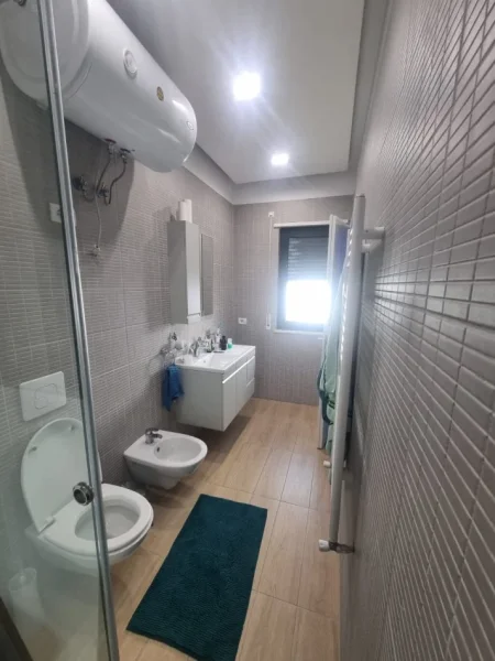 Tirane, jepet me qera apartament 2+1+Ballkon Kati 3, 107 m² 900 € (Rruga Nexho Konomi)
