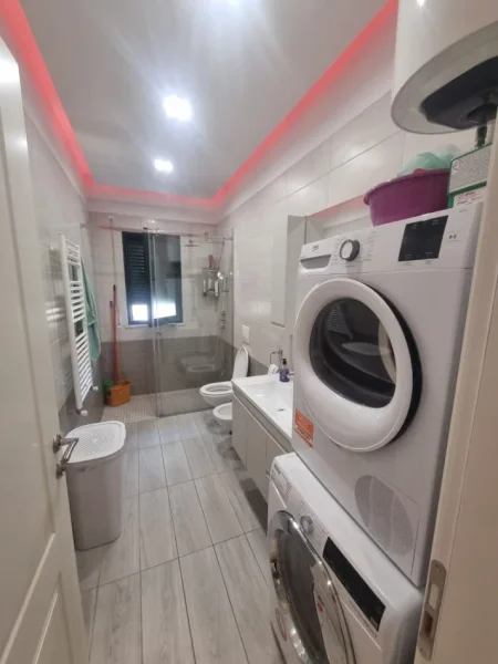Tirane, jepet me qera apartament 2+1+Ballkon Kati 3, 107 m² 900 € (Rruga Nexho Konomi)