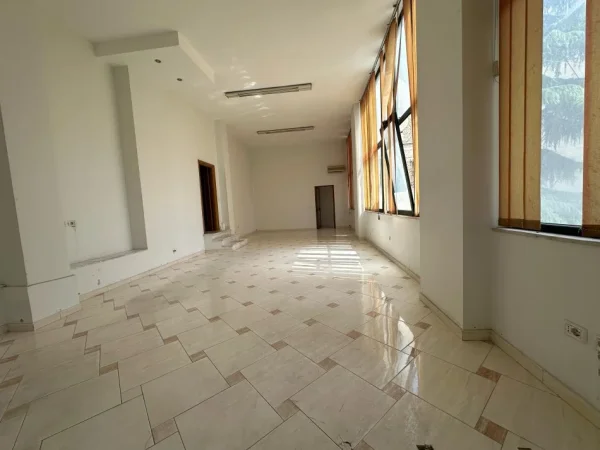 Tirane, jepet me qera zyre Kati 1, 230 m² 1.900 € (PAZARI I RI)