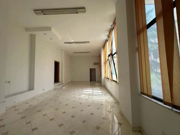 Tirane, jepet me qera zyre Kati 1, 230 m² 1.900 € (PAZARI I RI)