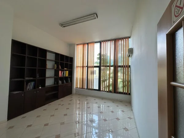 Tirane, jepet me qera zyre Kati 1, 230 m² 1.900 € (PAZARI I RI)