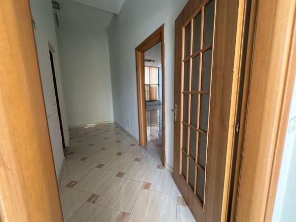 Tirane, jepet me qera zyre Kati 1, 230 m² 1.900 € (PAZARI I RI)