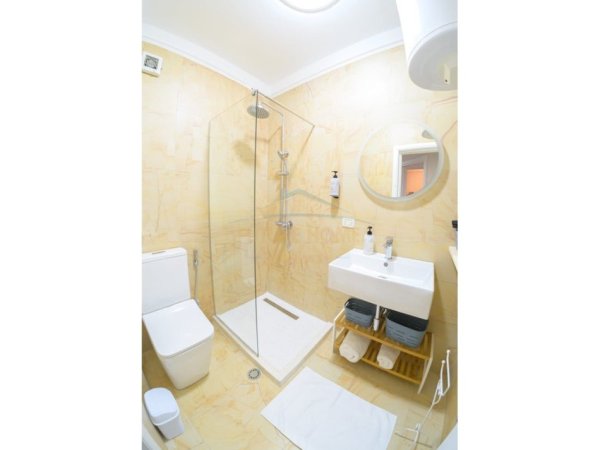 Tirane, jap me qera apartament 2+1+Ballkon Kati 3, 90 m² 800 € (RRUGA E BARRIKADAVE)