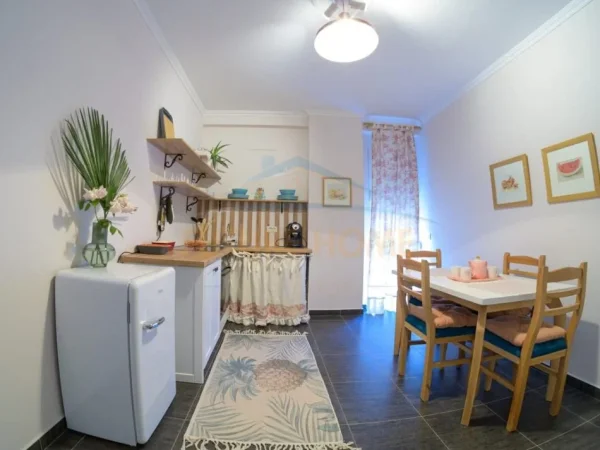 SHITET APARTAMENT 2+1 TEK RRUGA E BARRIKADAVE, QENDER