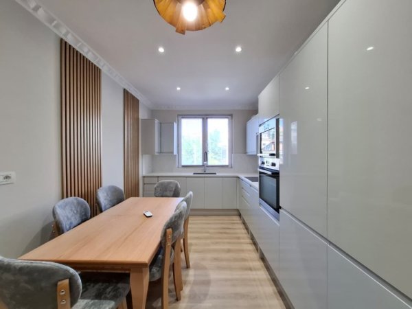 Tirane, jepet me qera apartament 2+1+Ballkon Kati 2, 140 m² 630 € (Rruga e elbasanit fakulteti ekonomik)