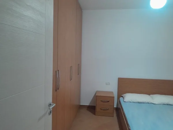 Tirane, jepet me qera apartament 1+1+Ballkon Kati 3, 73 m² 370 € (Shkoze)