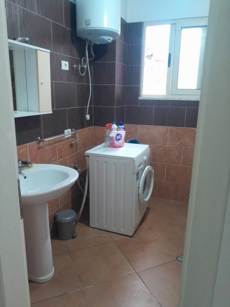 Tirane, jepet me qera apartament 1+1+Ballkon Kati 3, 73 m² 370 € (Shkoze)