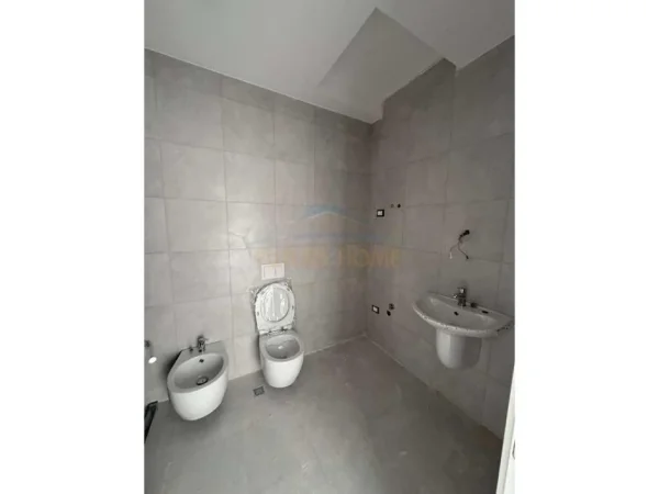 Tirane, shitet apartament 1+1+Ballkon Kati 3, 72 m² 210.000 € (Liqeni i Thate)
