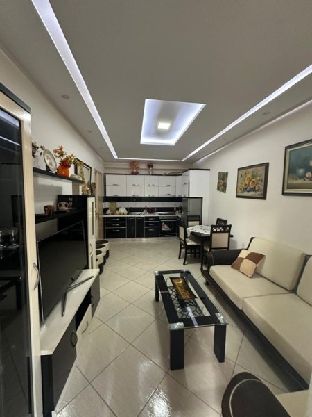Tirane, jepet me qera apartament 1+1 Kati 6, 450 € (Rruga Tom Plezha)