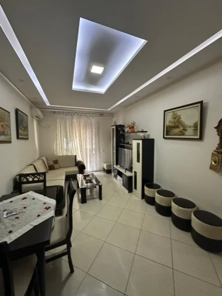 Tirane, jepet me qera apartament 1+1 Kati 6, 450 € (Rruga Tom Plezha)