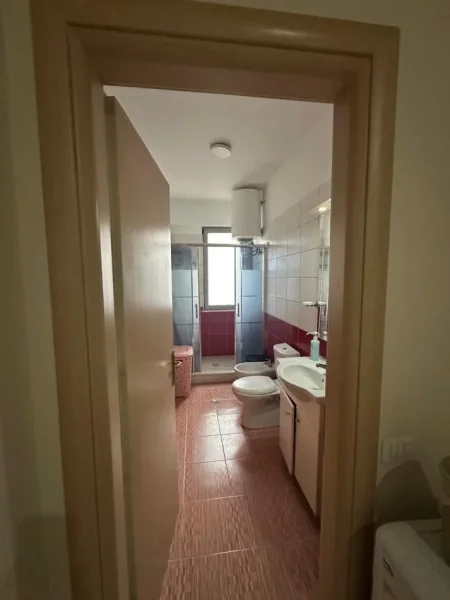 Tirane, jepet me qera apartament 1+1 Kati 6, 450 € (Rruga Tom Plezha)