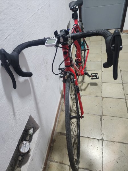 Tirane, shes biciklete Cross e kuqe 280 €