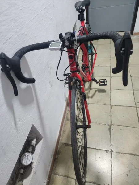 Tirane, shes biciklete Cross e kuqe 250 €