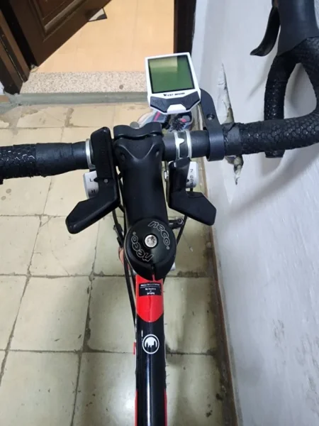 Tirane, shes biciklete Cross e kuqe 250 €