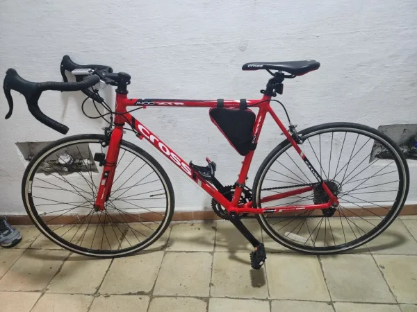 Tirane, shes biciklete Cross e kuqe 250 €