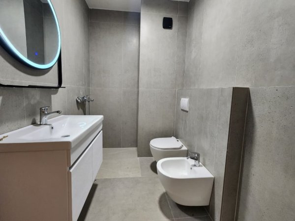 Me Qira Zyrë - S.90 m² 📍(Komuna Parisit - Te Lulishtja ku është Sophie Caffe ) Kati 1, |  900€ Neto/Muaj