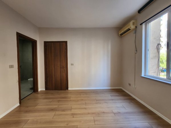 Me Qira Zyrë - S.90 m² 📍(Komuna Parisit - Te Lulishtja ku është Sophie Caffe ) Kati 1, |  900€ Neto/Muaj