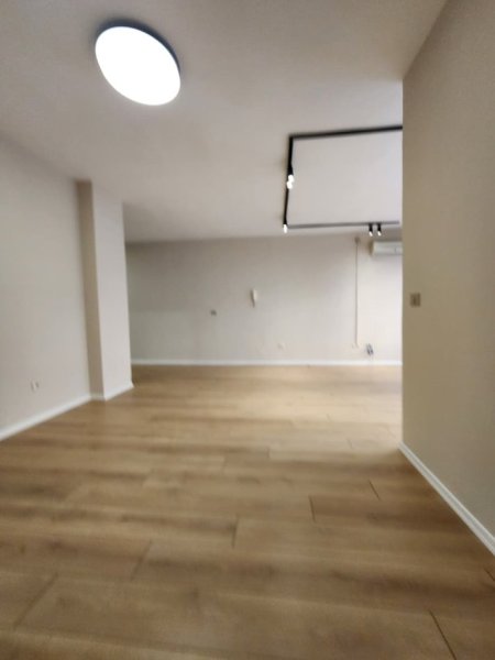 Me Qira Zyrë - S.90 m² 📍(Komuna Parisit - Te Lulishtja ku është Sophie Caffe ) Kati 1, |  900€ Neto/Muaj