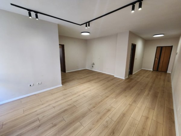 Me Qira Zyrë - S.90 m² 📍(Komuna Parisit - Te Lulishtja ku është Sophie Caffe ) Kati 1, |  900€ Neto/Muaj