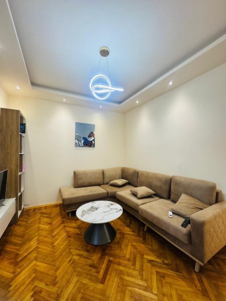 Tirane, jepet me qera apartament 1+1 Kati 3, 70 m² 600 € 