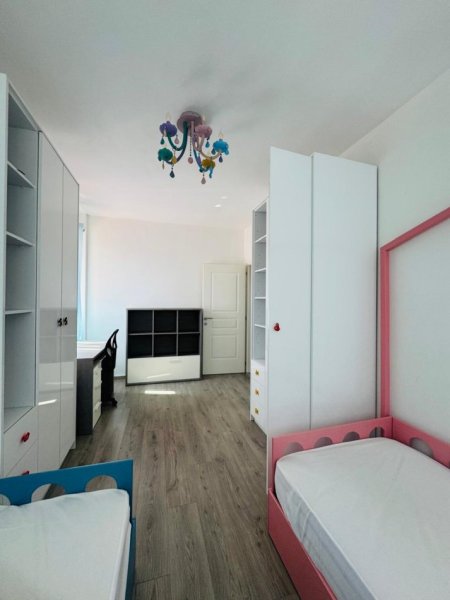 Tirane, jepet me qera apartament 2+1+Ballkon Kati 2, 80 m² 550 €