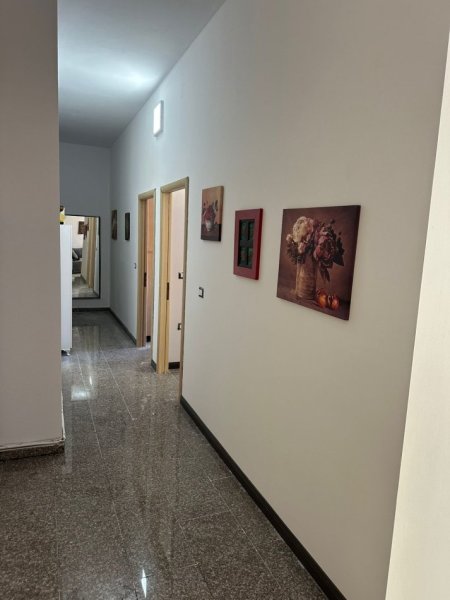 Tirane, jepet me qera apartament 2+1+Ballkon Kati 1, 85 m² 650 € 