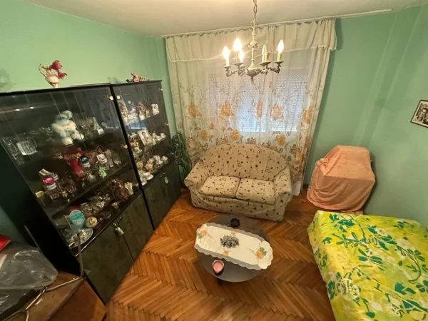 Tirane, jepet me qera apartament 2+1+Ballkon Kati 5, 90 m² 600 € (Qender tek Posta qendrore)