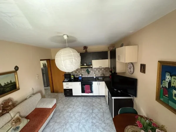 Tirane, jepet me qera apartament 2+1+Ballkon Kati 5, 90 m² 600 € (Qender tek Posta qendrore)