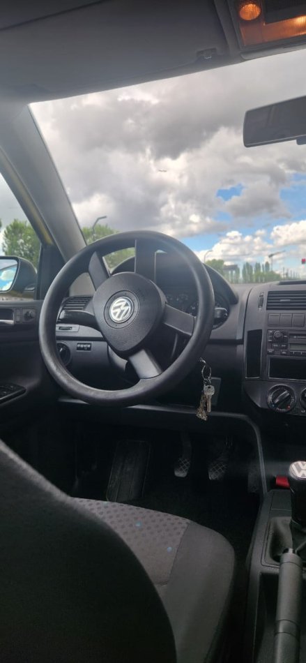 Tirane, shes makine Wolkswagen, Polo Nafte, e verdhë manuale Kondicioner 74.000 km 2.900 €