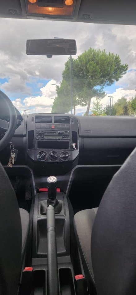 Tirane, shes makine Wolkswagen, Polo Nafte, e verdhë manuale Kondicioner 74.000 km 2.900 €