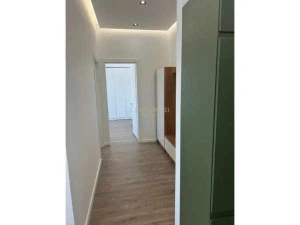Tirane, jepet me qera apartament 2+1 Kati 8, 121 m² 575 € (FRESK)