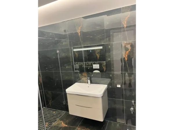 Tirane, jepet me qera apartament 2+1 Kati 8, 121 m² 575 € (FRESK)