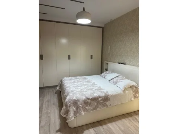 Tirane, jepet me qera apartament 2+1 Kati 2, 80 m² 1.000 € (STADIUMI DINAMO)