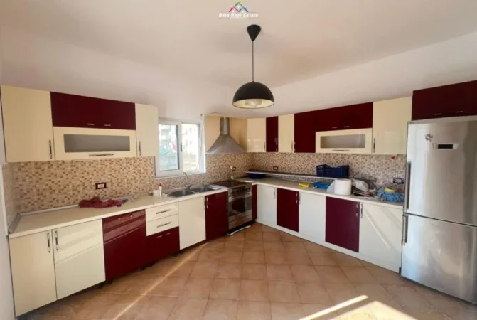 Tirane, jepet me qera Vile 2+1 Kati 3, 130 m² 500 € (prane Postes Shqipetare)