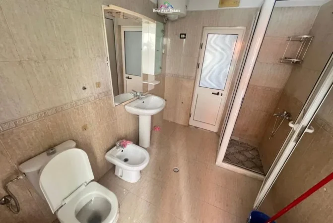 Tirane, jepet me qera Vile 2+1 Kati 3, 130 m² 500 € (prane Postes Shqipetare)